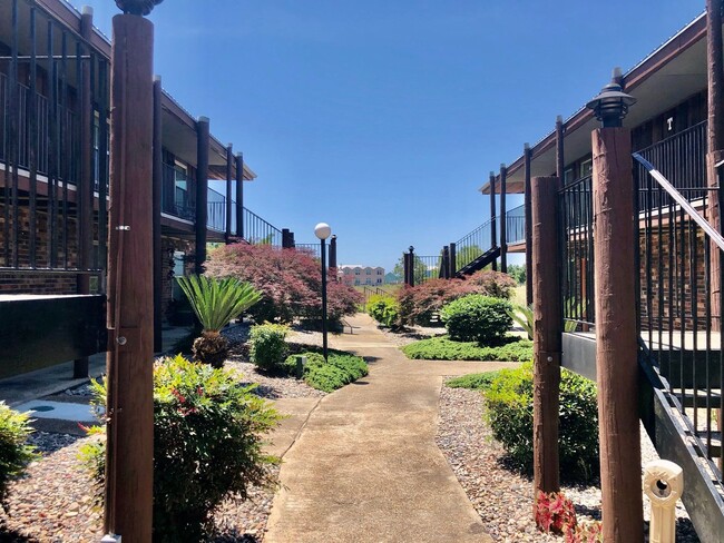 Photo - Spacious 1 Bedroom Unit Penthouse Gardens- 1550 East 2nd Street