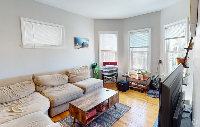 Building Photo - 23 Tufts St Unit 2 Rental