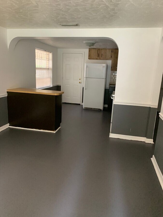 Photo - 2004 E Genesee St