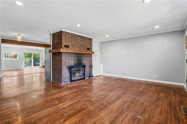 Photo - 545 E North St