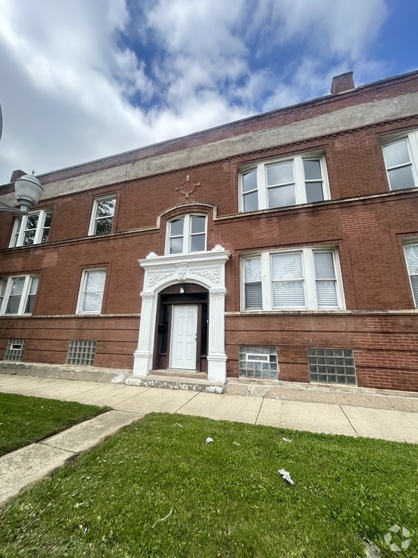 Building Photo - 1852 W 58th St Rental