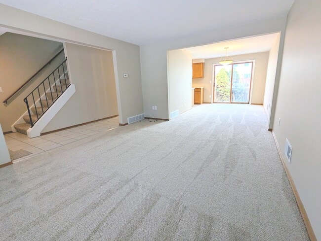 Photo - 289 Deerhurst Ln