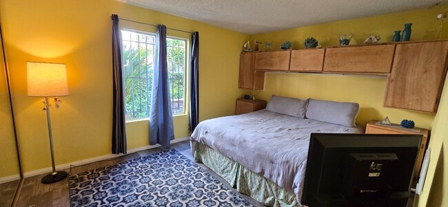 Building Photo - Enjoy coastal living in this fully furnished 1-bedroom, 1-bath condo in Pacific Beach, San Diego Unit 122
