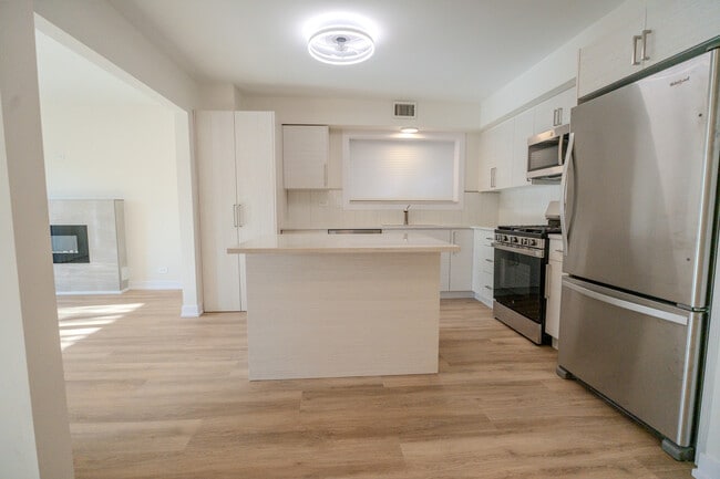 Photo - 2740 W Farragut Ave Unidad 2