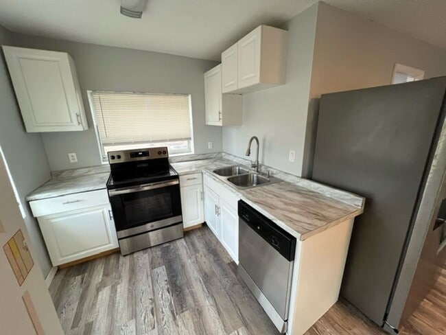 Building Photo - 701 Tropic St Unit A