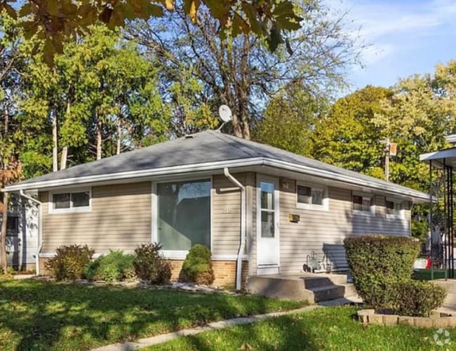 Building Photo - 5930 N 67th St Rental