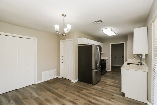 Photo - 114 Cloverleaf St