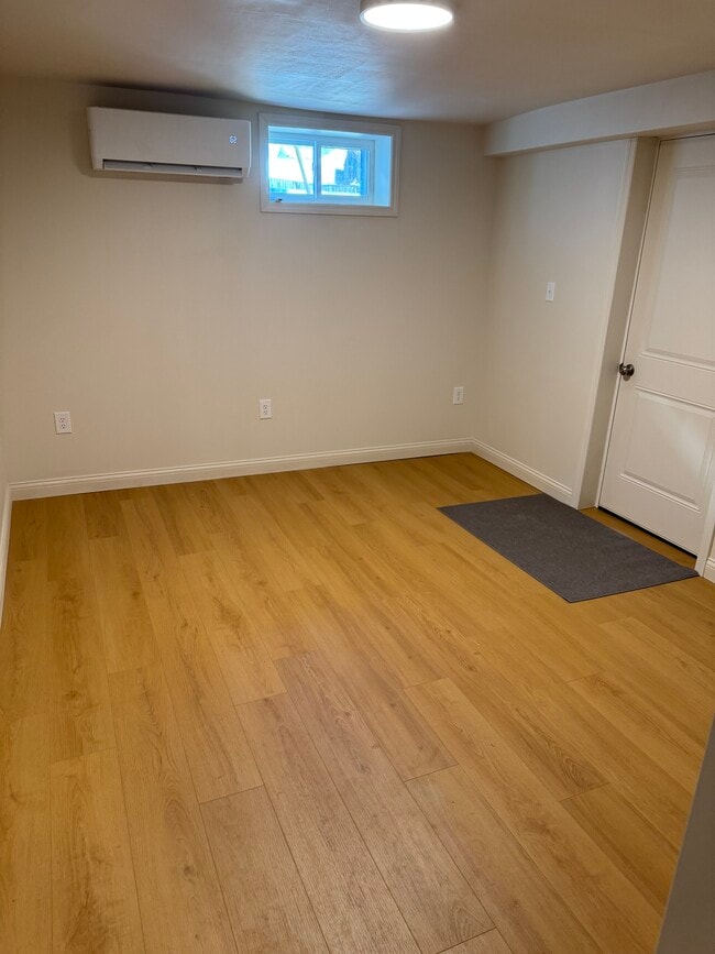 Living room - 418 N Broadway St Unit 3