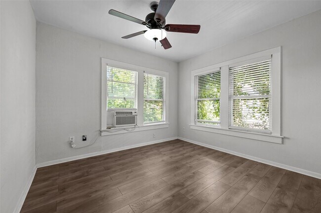 907 W Gray St Unit 2