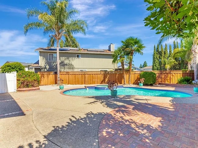 Vista a la piscina 1 - 1206 Sycamore Ct