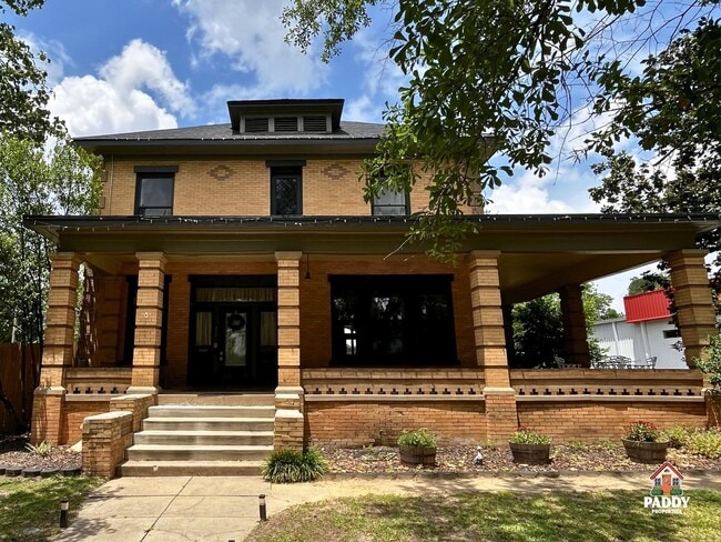 Photo - 406 W 1st St