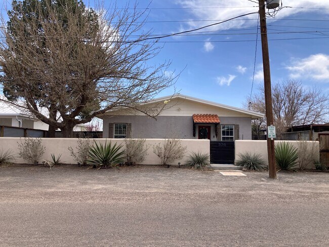 Photo - 104 E Waco St