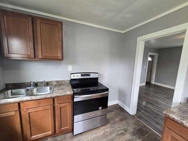 Photo - 609 1st St E