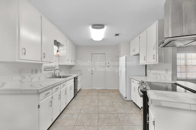 Photo - 202 Summer Ln