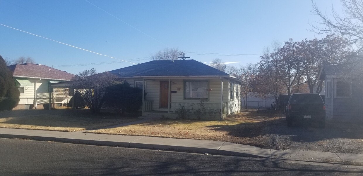 2 Bed 1 bath house with carport - 2 Bed 1 bath house with carport