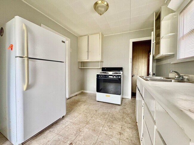 Photo - 3013 S Michigan St