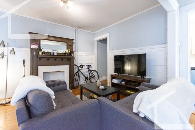 Building Photo - Amazing 3 bed 1 bed in Fenway... NICELY PRICED... SEPT 1st Move in