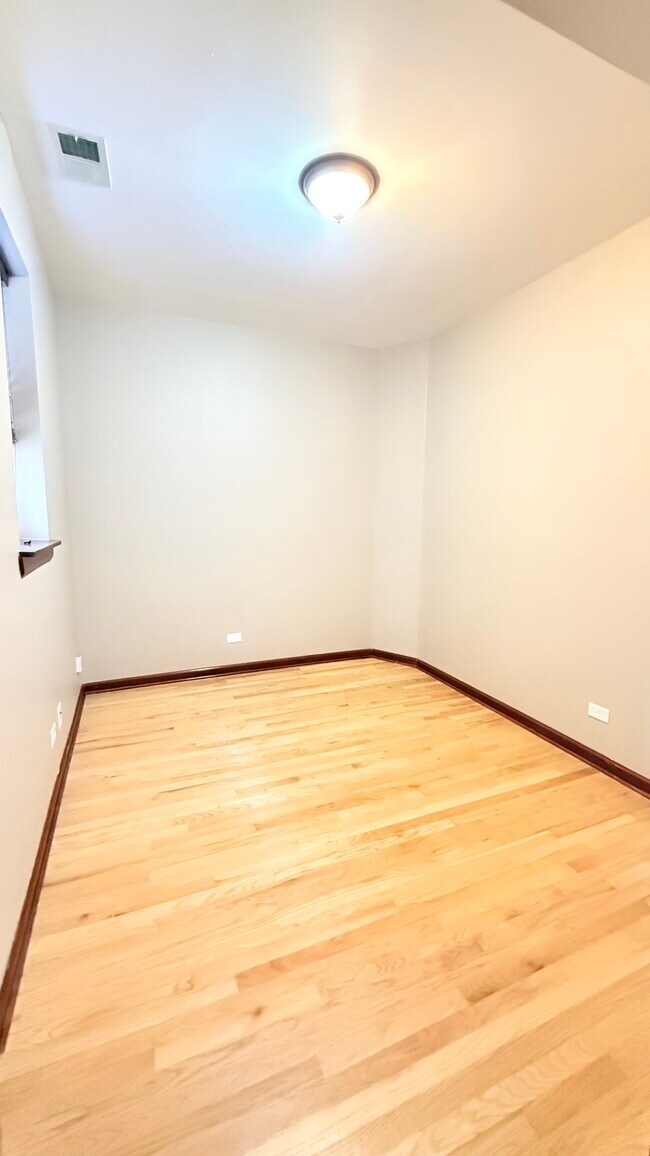 Building Photo - 4900 N Drake Ave Unit 3