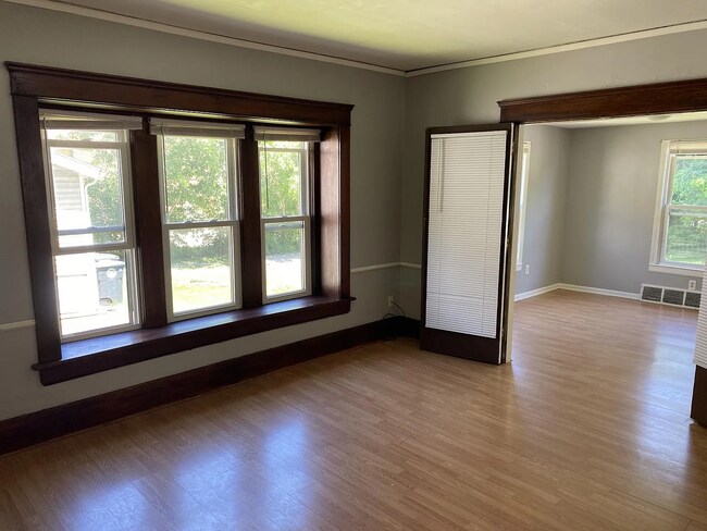 Building Photo - 549 Brown St Unit 3