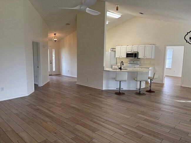 Photo - 342 Manchester Ln