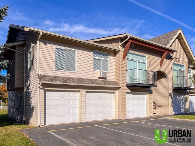 Building Photo - Bright 2 Bedroom Condo in Beautiful Libert...