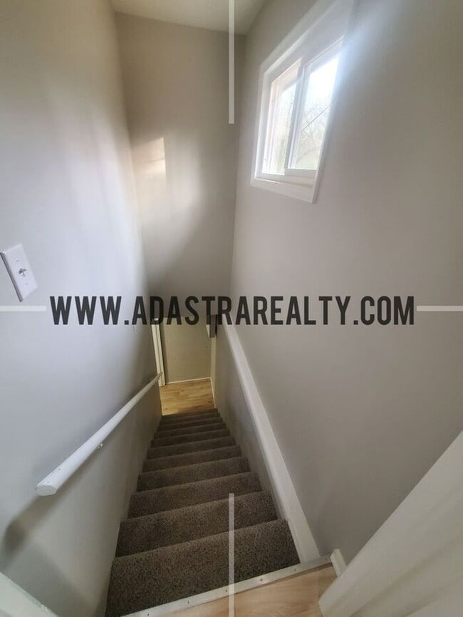 Photo - Completely Renovated Duplex in KCK, Beautiful Finishings-Available in MAY!!