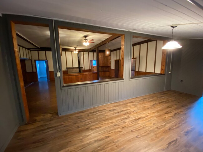 Photo - 210 S Hutchinson Ave