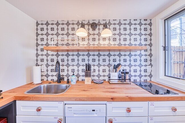 Photo - Fully Furnished Beautiful One bedroom Cottage available for a short term lease in November