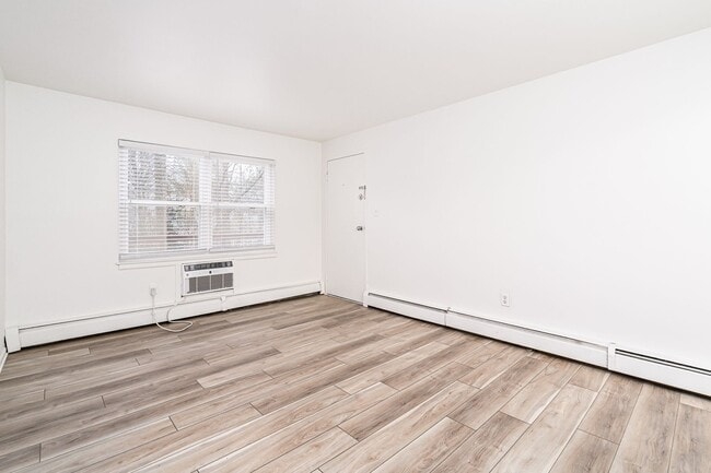 Photo - Lindsay Court Apartments