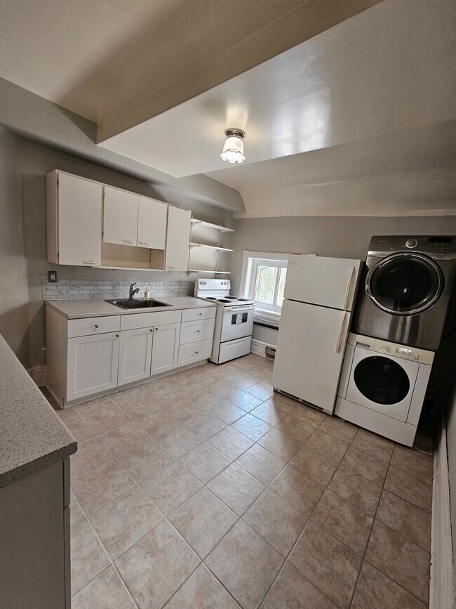 Kitchen - 15 Courtland Av W Unit Upper