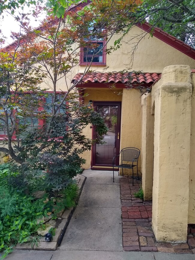 Building Photo - 402 S 48th St Unit 1