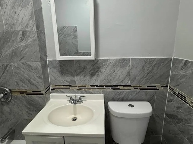 Photo - 416-418-418 Leslie St