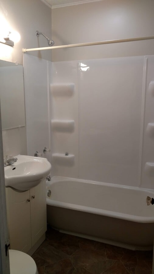 Baño - 906 N 5th Ave W