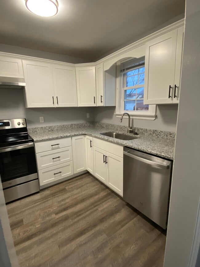New cabinets/granite with stainless steel appliances - 5503 Staunton Ave SE