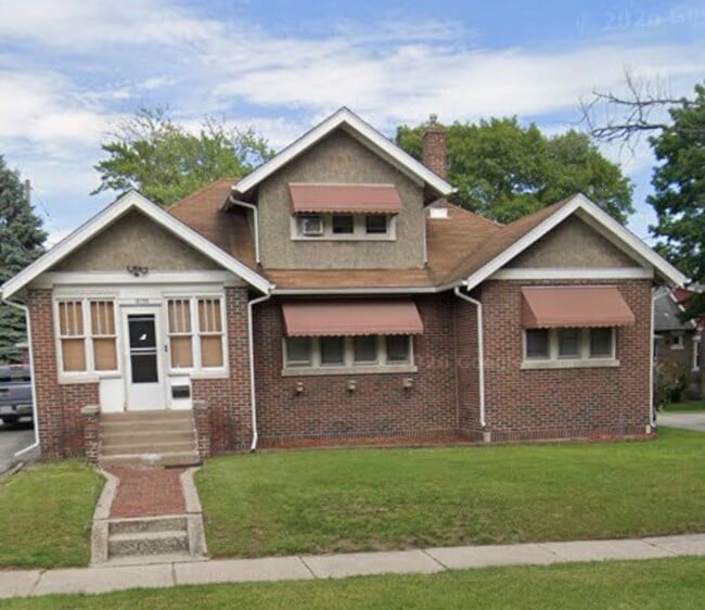 Building Photo - Beautiful and spacious 5 Bedroom 1.5 Bath House in Lansing, IL MUST SEE