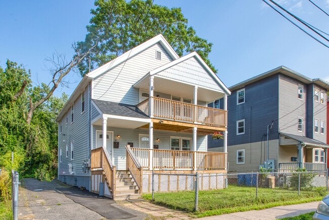 Photo - Lovely 3 Bedroom 1 Bathroom - 1st Floor with/ Washer and Dryer Unit 1st Floor