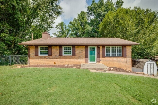 Building Photo - 3 Bed/1.5 Bath in Colonial Heights Rental