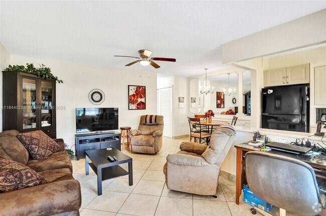 Building Photo - 141 NE 10th Ave Unit 27A Rental