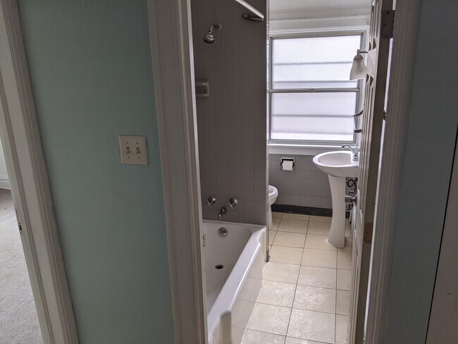 Photo - 1608 W Broad St Unidad 2