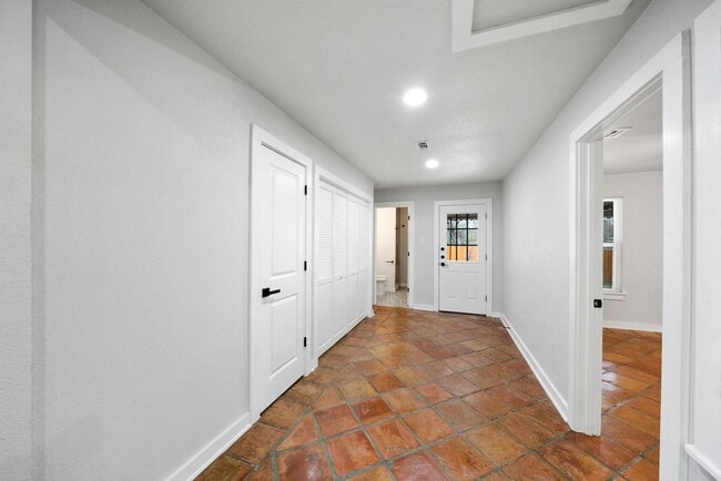 Photo - Charming Home Awaits: Spacious & Modern Living in a Prime Location