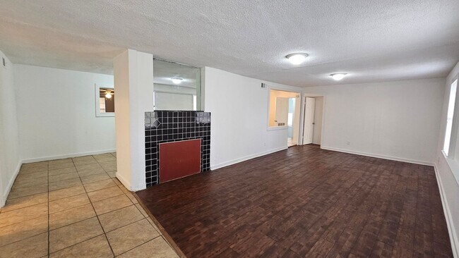 Photo - 4833 Plymouth St