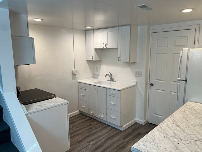 Building Photo - 2143 S Acoma St Unit Basement Apt