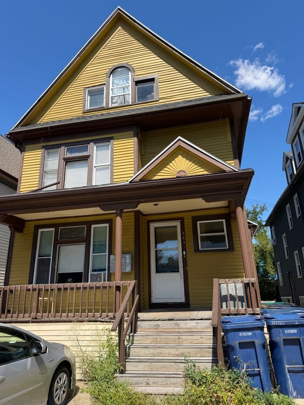 Building Photo - 267 W Utica St Unit Lower Rear 1 Bedroom Apartment