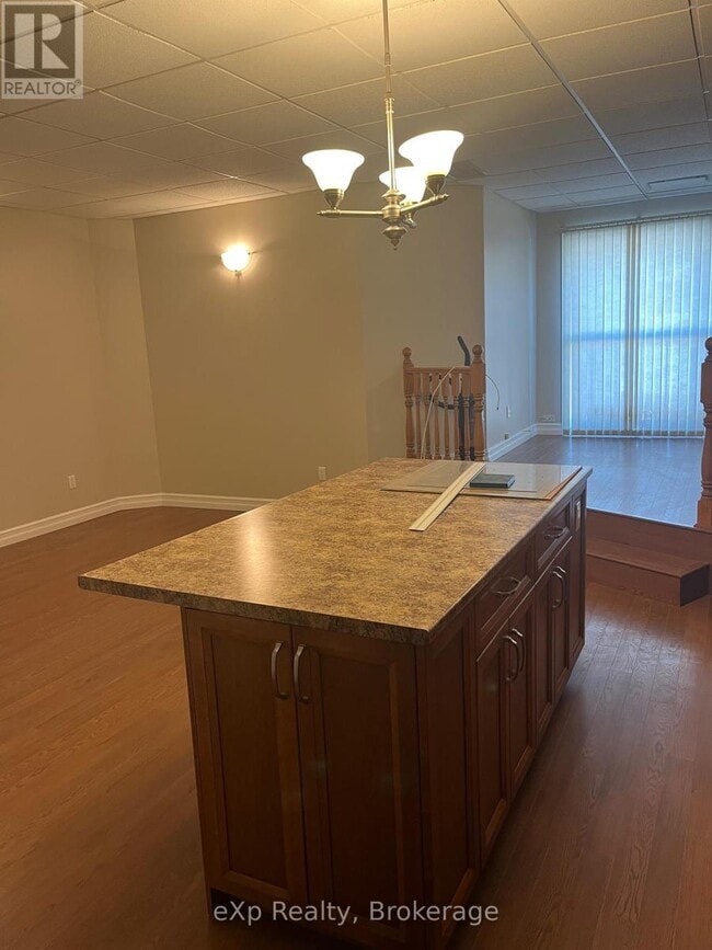 Photo - 807 Queen St