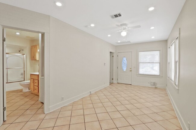 Photo - 2723 E 8th St Unidad 8th St Main