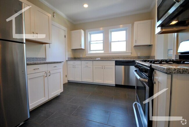 Building Photo - Nicely renovated 4 bed in Oak Square for S... Rental