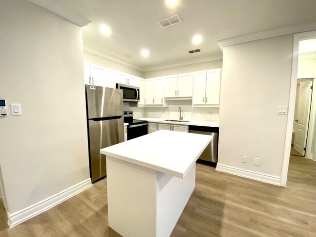 Photo - 307- 112 St Joseph Dr Hamilton ON L8N 2E7