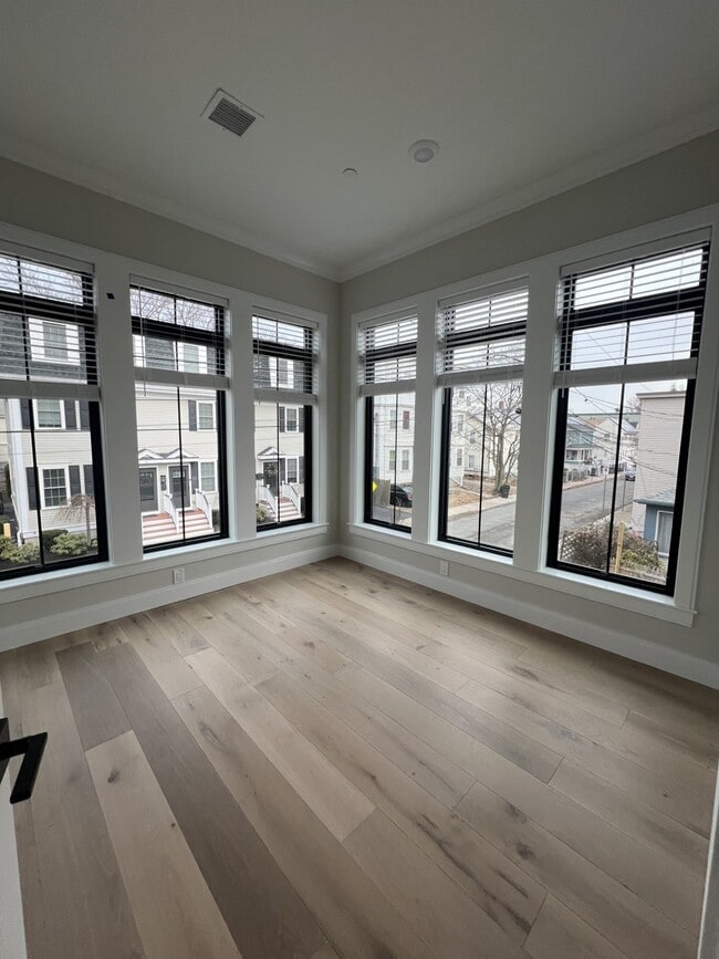 Photo - 163 Everett St