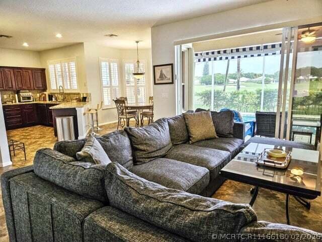 1225 Avondale Ln