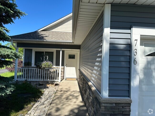 Building Photo - 736 S Elm St Rental